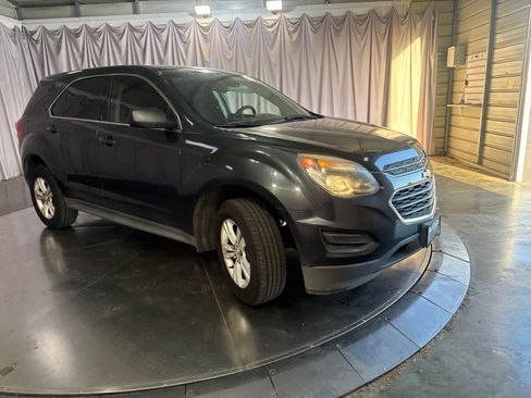 Used 2017 Chevrolet Equinox LS FWD image 2