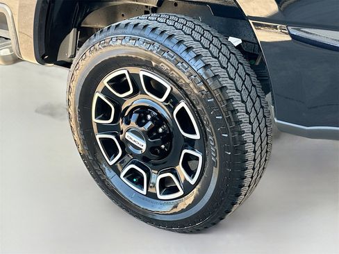 Used 2025 Ford F250 Platinum w/ FX4 Off-Road Package image 8