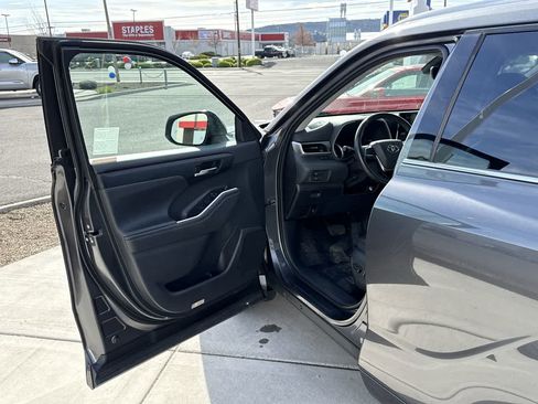 Used 2021 Toyota Highlander XLE image 10