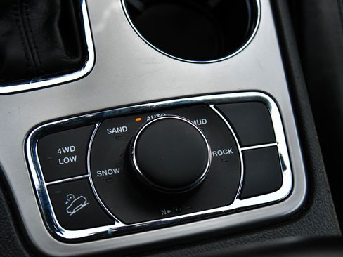 Used 2022 Jeep Grand Cherokee Laredo X AWD/4WD image 30