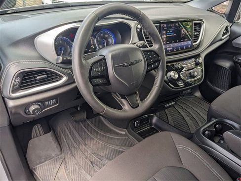 Used 2023 Chrysler Pacifica Touring image 8