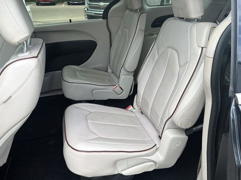 Used 2017 Chrysler Pacifica Limited w/ Advanced Safetytec Group FWD image 29