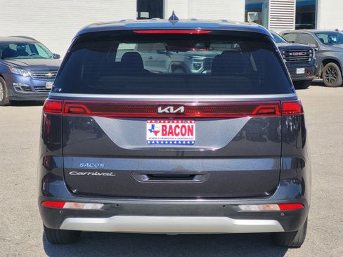 Used 2022 Kia Carnival LX image 5