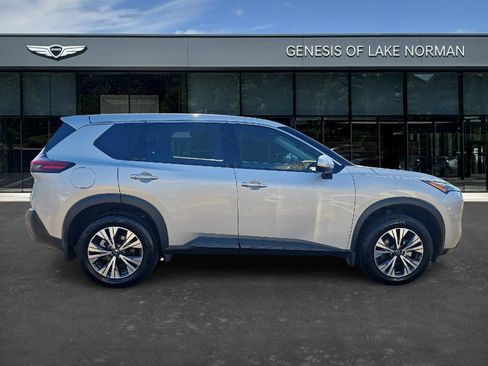 Used 2021 Nissan Rogue SV image 3