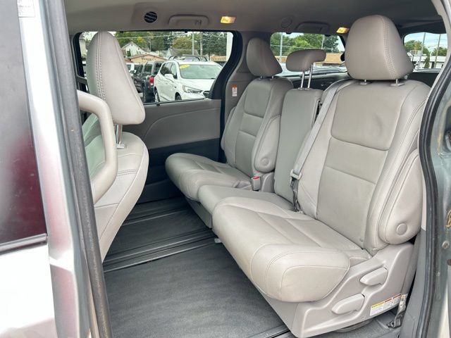 Used 2020 Toyota Sienna XLE FWD image 19
