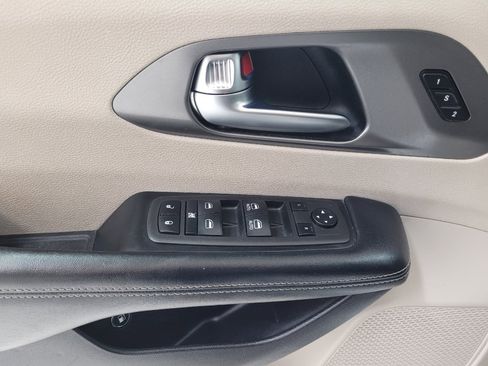 Used 2022 Chrysler Pacifica Touring-L FWD image 27
