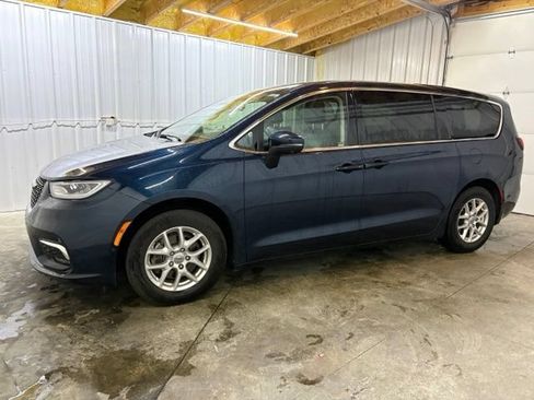 Used 2023 Chrysler Pacifica Touring-L FWD image 4