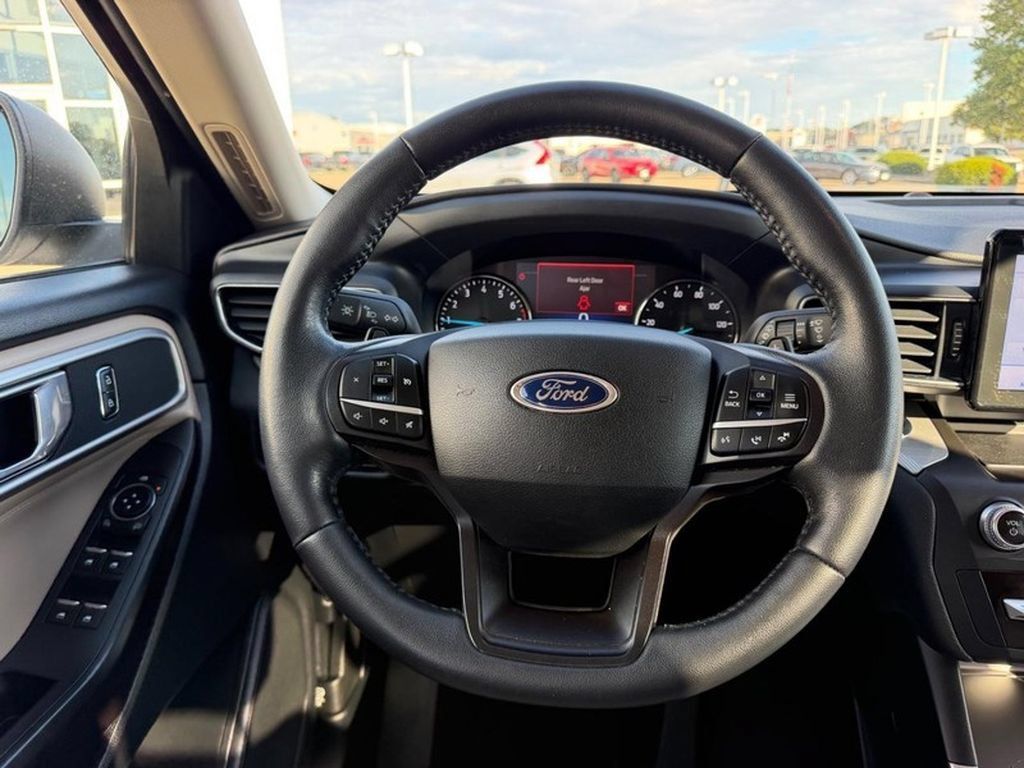 Used 2020 Ford Explorer XLT w/ Equipment Group 202A AWD/4WD image 13