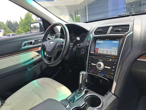 Used 2017 Ford Explorer Platinum AWD/4WD image 9