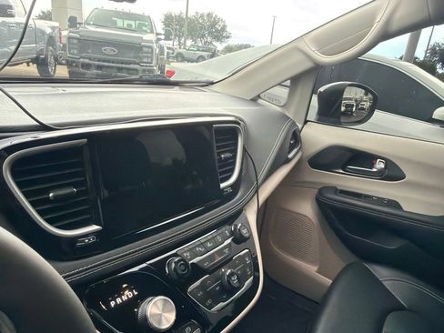 Used 2023 Chrysler Pacifica Touring-L FWD image 14