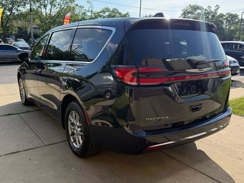 Used 2026 Chrysler Pacifica Limited FWD image 5