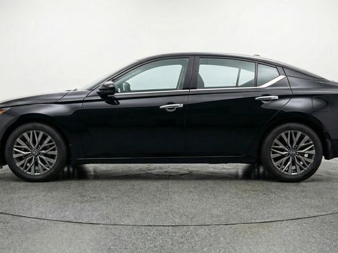 Used 2025 Nissan Altima 2.5 SV FWD image 5