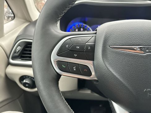 Certified 2024 Chrysler Pacifica Touring-L image 14