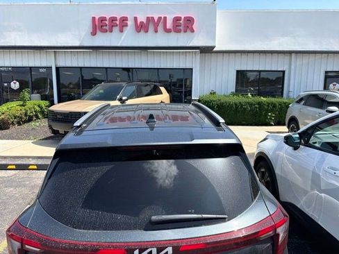 Used 2024 Kia Seltos S AWD/4WD image 4