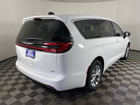 New 2026 Chrysler Pacifica Select AWD/4WD image 6