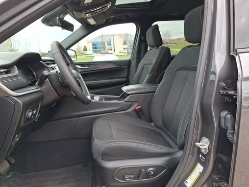 Used 2025 Jeep Grand Cherokee L Laredo w/ Luxury Tech Group I AWD/4WD image 15