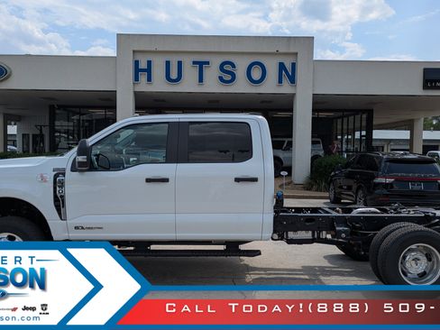New 2026 Ford F350 4x4 Crew Cab DRW Super Duty image 1