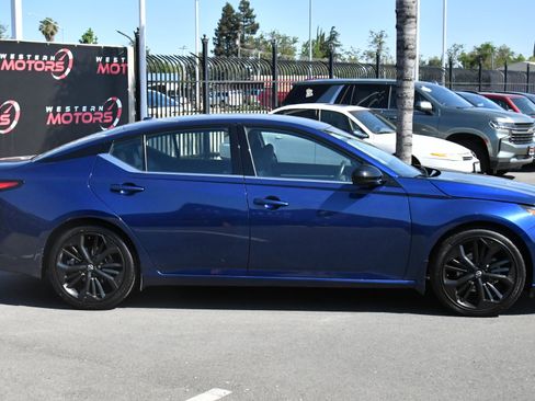 Used 2024 Nissan Altima 2.5 SR FWD image 9