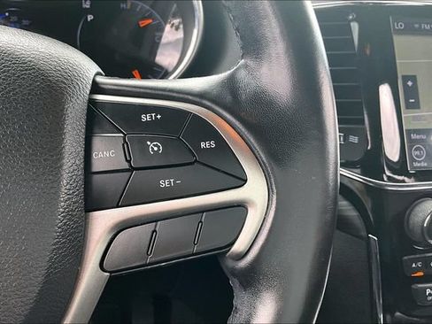 Used 2020 Jeep Grand Cherokee Altitude AWD/4WD image 12