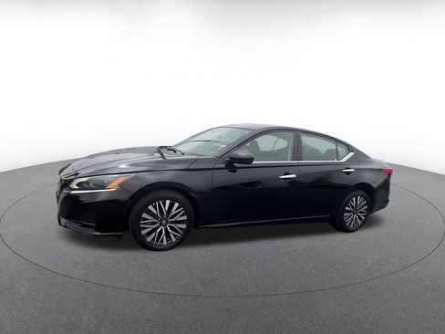 Used 2025 Nissan Altima 2.5 SV FWD image 8