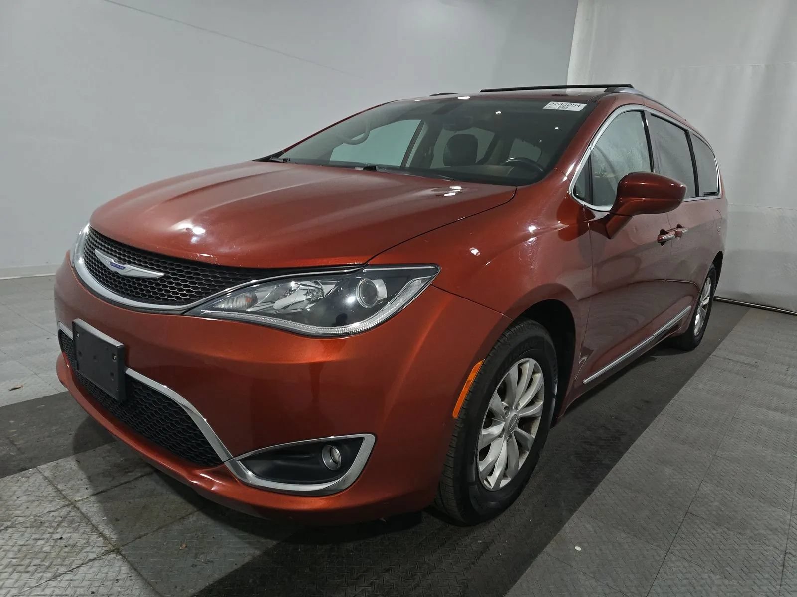 Used 2018 Chrysler Pacifica Touring-L w/ Premium Audio Group FWD image 1