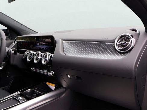 Used 2025 Mercedes-Benz GLA 250 4MATIC image 11