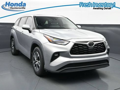 Used 2024 Toyota Highlander XLE FWD image 1