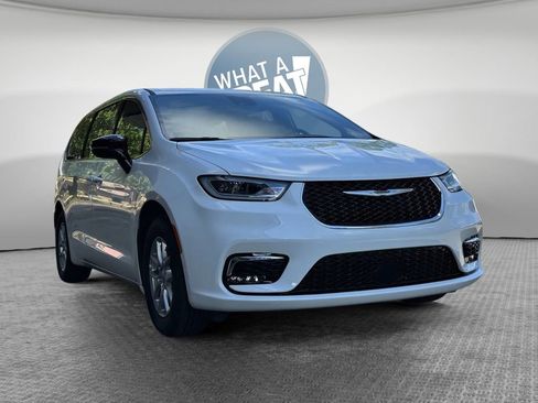 New 2026 Chrysler Pacifica Select FWD image 32