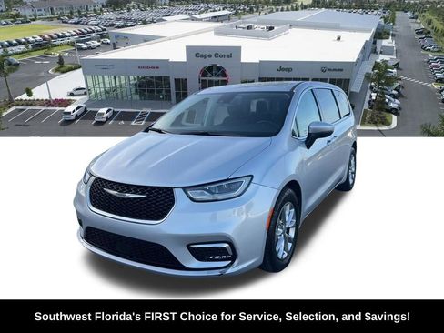 Used 2023 Chrysler Pacifica Touring-L image 2