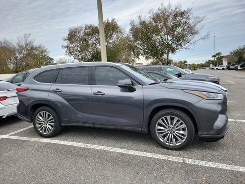 Used 2023 Toyota Highlander Platinum image 9