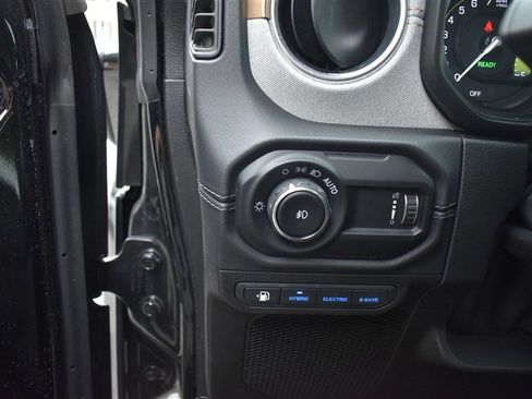 Used 2025 Jeep Wrangler Unlimited Sahara w/ Safety Group AWD/4WD image 10