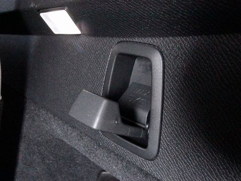 Certified 2022 Volvo XC90 T6 Momentum image 37