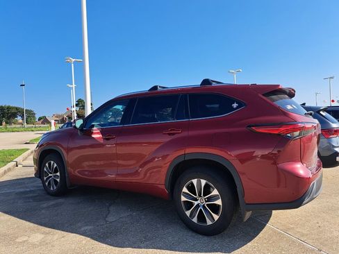 Used 2021 Toyota Highlander XLE FWD image 5