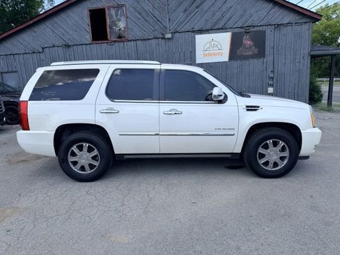 Used 2011 Cadillac Escalade Premium RWD image 7