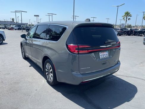 Used 2022 Chrysler Pacifica Touring-L w/ Uconnect Theater Family Group image 5