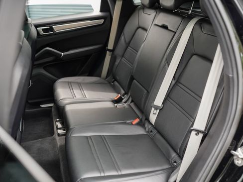 Used 2022 Porsche Cayenne Platinum Edition image 24