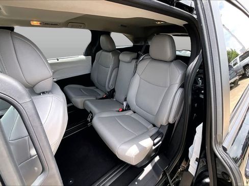 Used 2025 Toyota Sienna XLE w/ XLE Plus Package FWD image 19