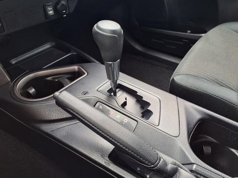 Used 2018 Toyota RAV4 LE FWD image 19