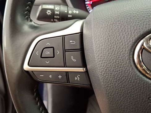 Used 2022 Toyota Highlander LE AWD/4WD image 9
