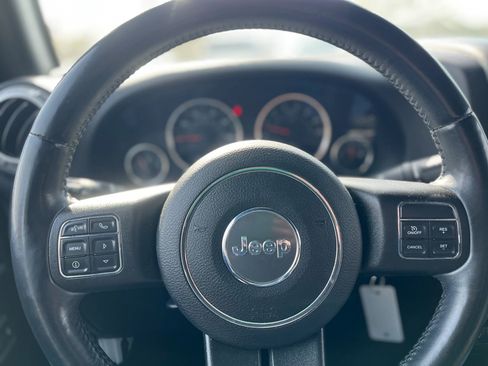 Used 2015 Jeep Wrangler Unlimited Rubicon w/ Connectivity Group image 17