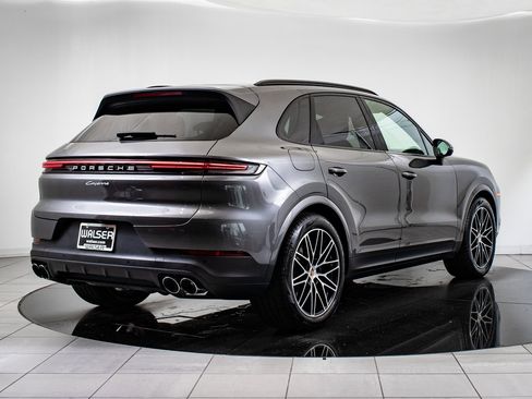 Used 2024 Porsche Cayenne image 8