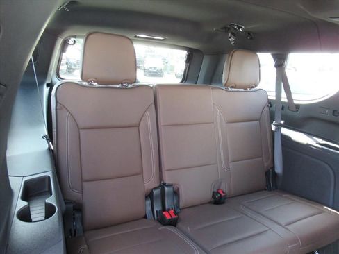 Used 2025 Chevrolet Suburban High Country AWD/4WD image 10