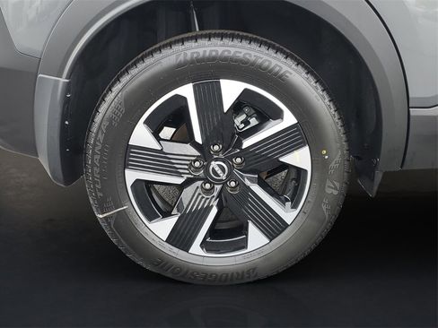 Used 2025 Nissan Kicks SV w/ SV Premium Package image 5