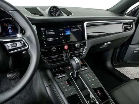 Certified 2026 Porsche Macan AWD/4WD image 13