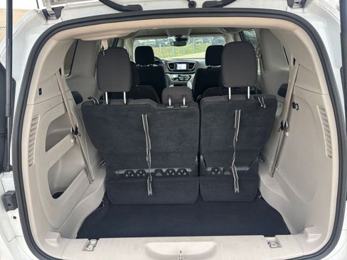 Used 2023 Chrysler Voyager LX image 34