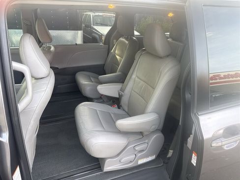 Used 2018 Toyota Sienna XLE Premium image 14