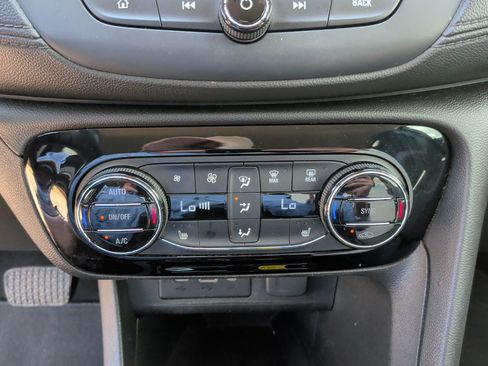 Used 2021 Buick Encore GX Essence FWD image 31