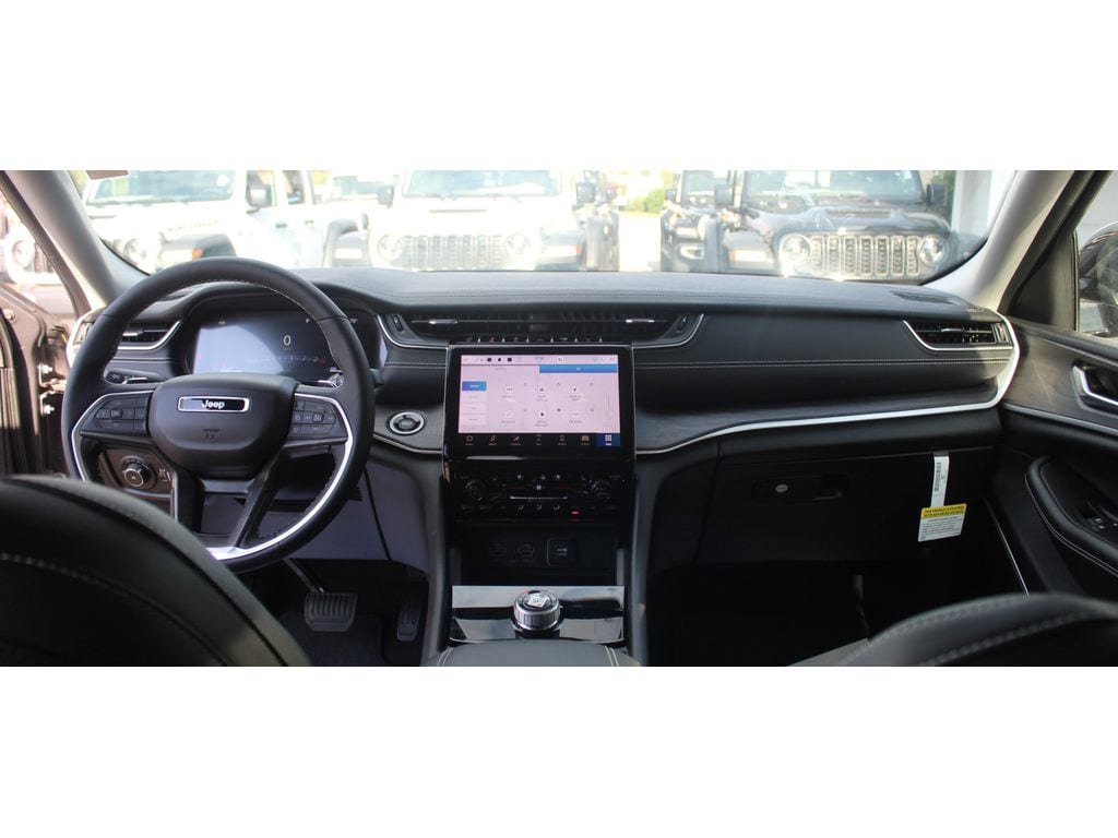 New 2023 Jeep Grand Cherokee Limited w/ Luxury Tech Group II RWD image 23