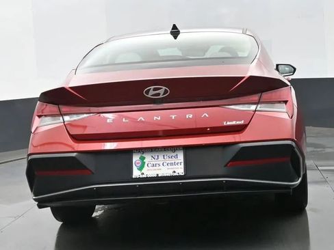 Used 2025 Hyundai Elantra Limited image 8