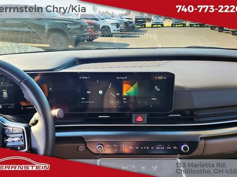 Used 2025 Kia Carnival FWD image 8